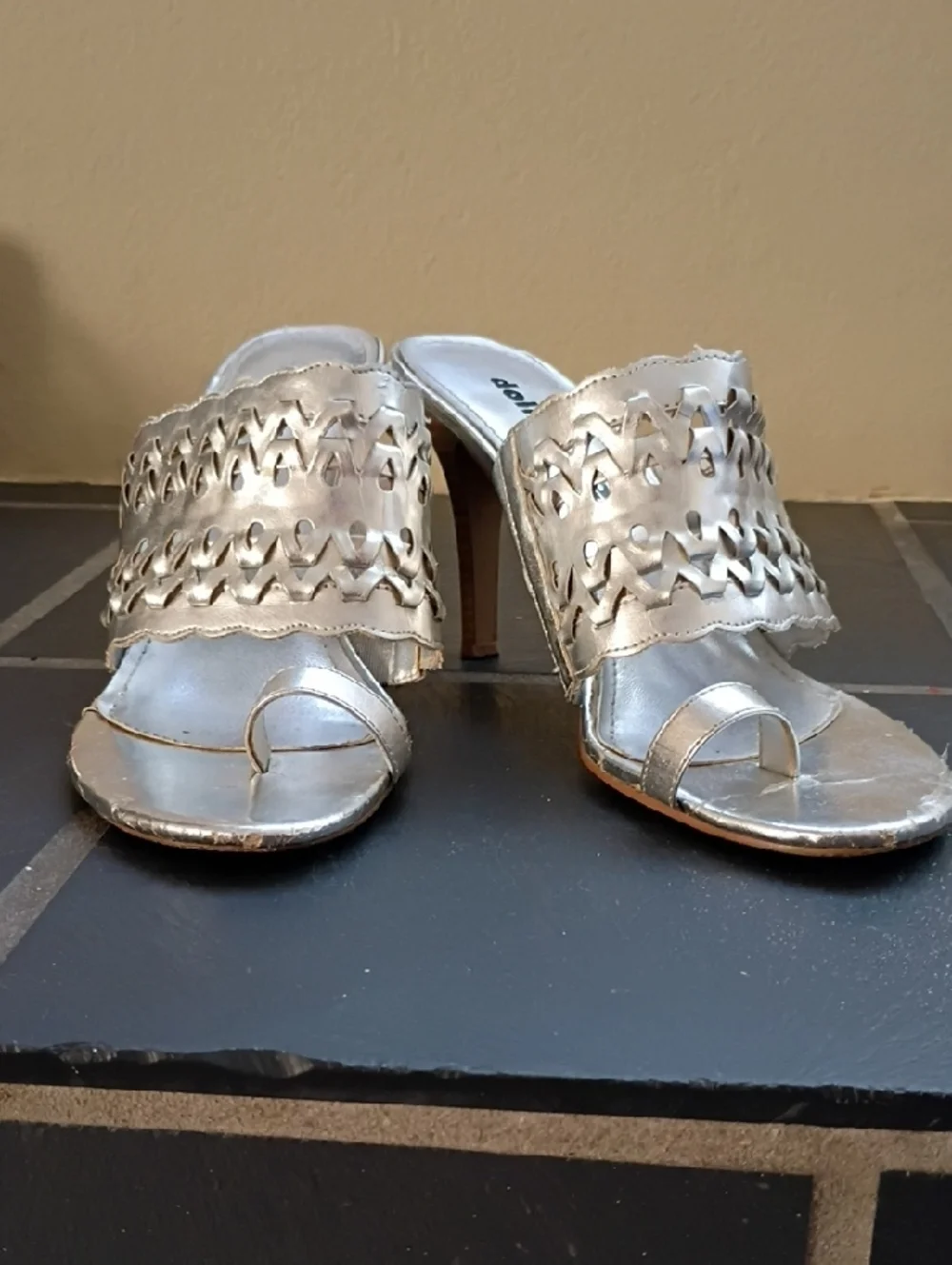 Dollhouse Metallic Silver Woven Toe-Loop Slide Mules | Size 6.5 - Picture 6 of 9